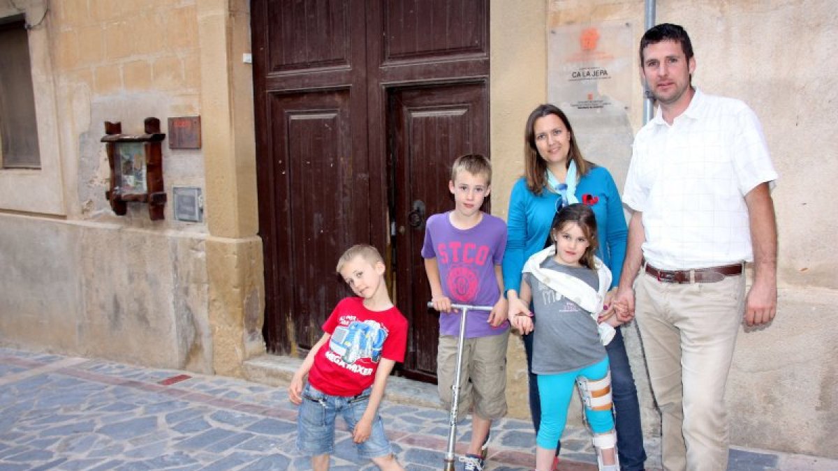 L'Eva Salvadó i l'Isaac Fibla amb els seus tres fills, el Roger, el Guillem i la Núria, a la porta de l'alberg Ca la Jepa que gestionen a Prat de Comte.