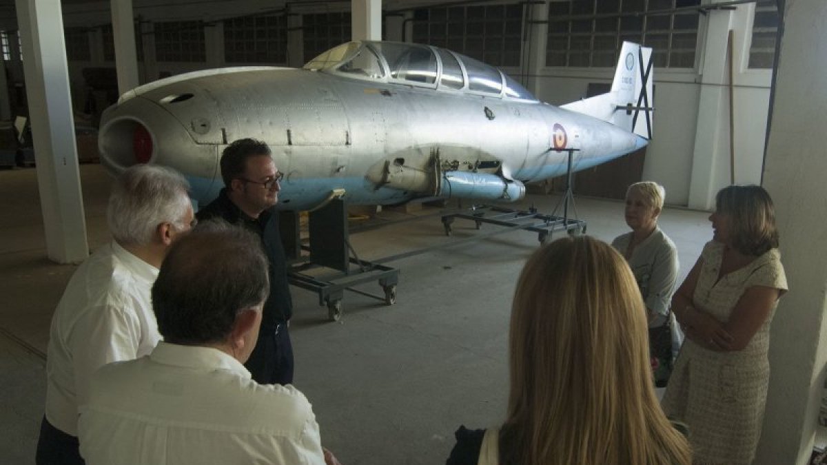 Representants de l´Ajuntament de la Sénia i la Fundació, ahir, al costat de l´avió ´Saeta´.