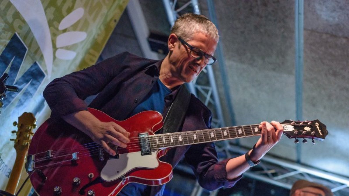 El compositor tarraconense Lluís Barceló, en concierto con Apple Smell Colour.