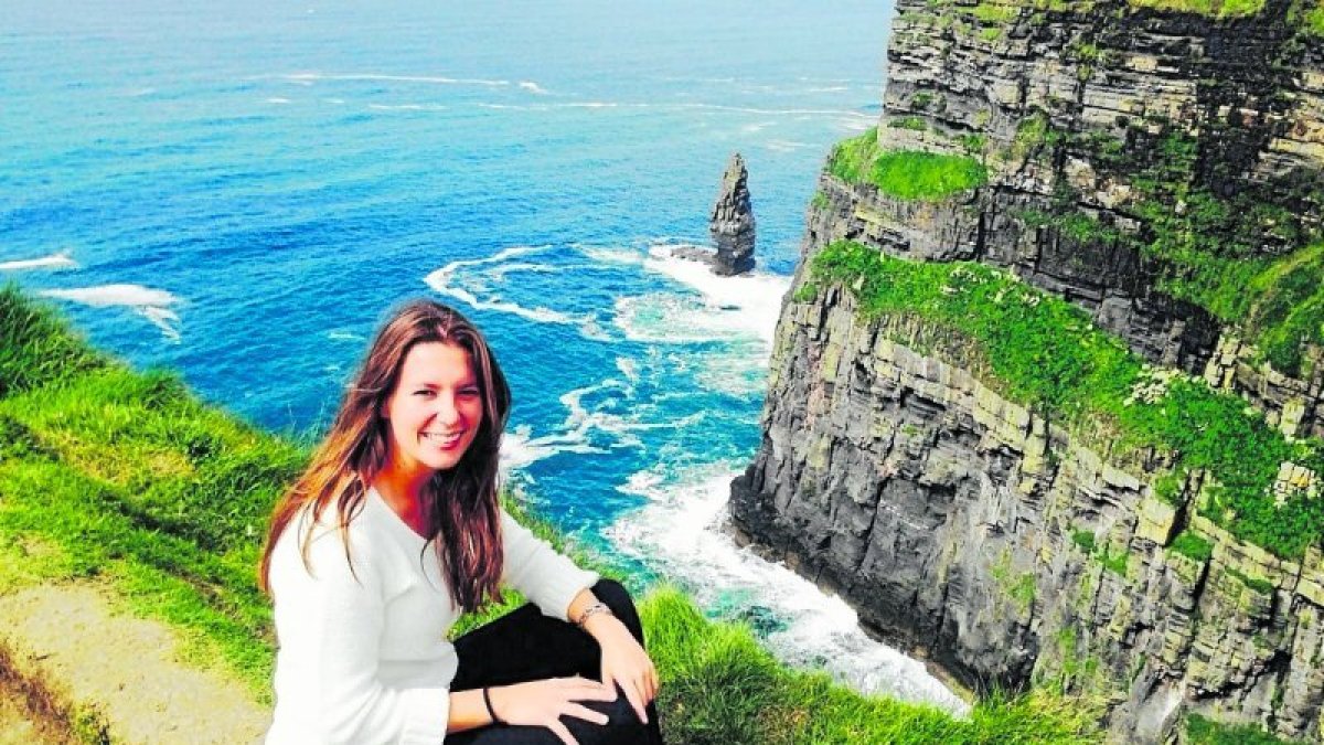 L'Alba Ortega als penya-segats Cliffs of Moher, Irlanda.