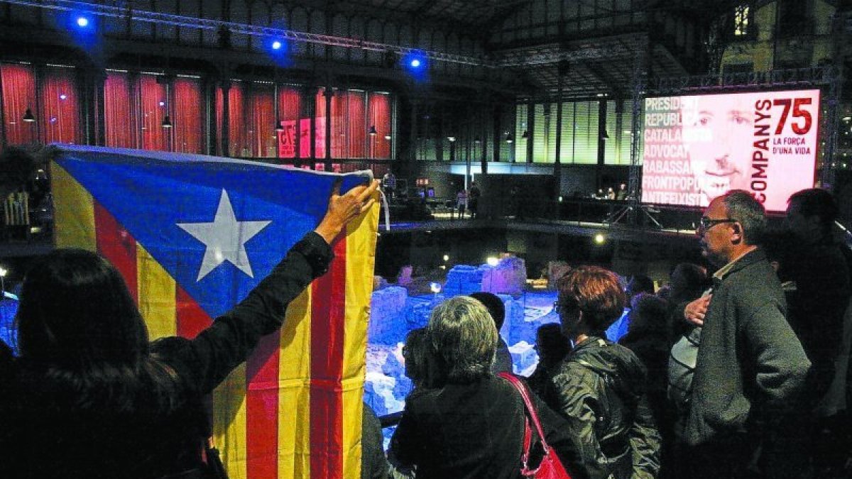 Assistents a l´homenatge al president màrtir, ahir al Born, a Barcelona, despleguen una estelada.