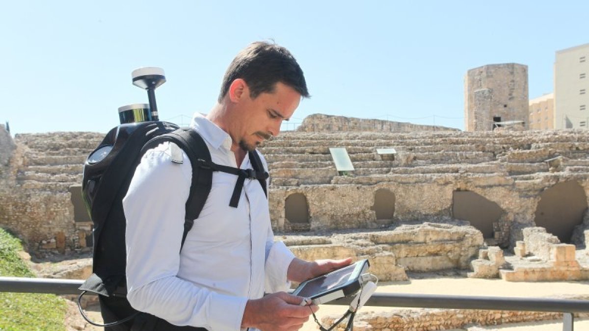 Dentro de la mochila está el escáner láser donde se recogen los datos topográficos del terreno.