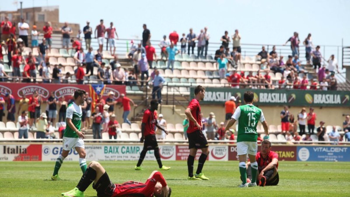 Los jugadores del CF Reus han terminado abatidos en el césped.