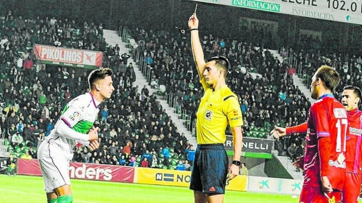 SergioLeón, justo en el momento en el que el colegiado le enseñó la tarjeta amarilla ante el Numancia.