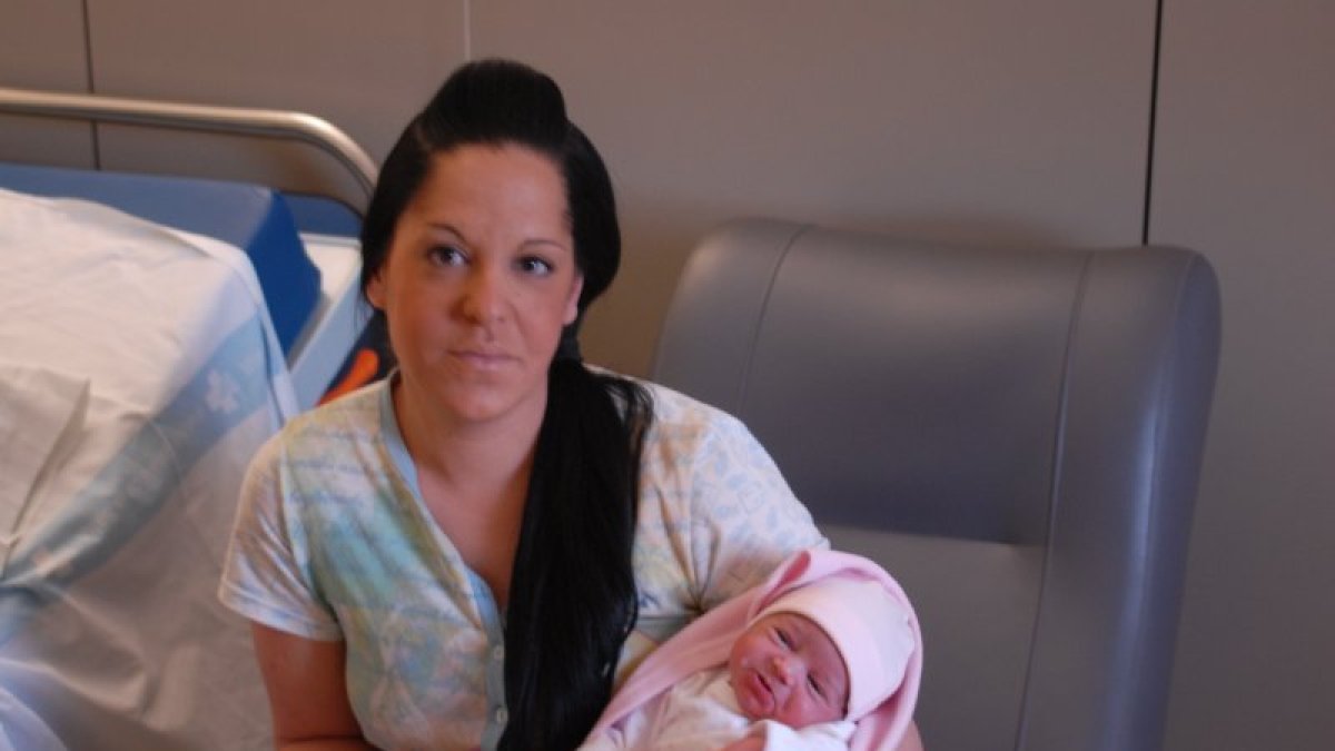 Estefanía y su hija Yara, ayer poco antes de abandonar el Hospital Joan XXIII.