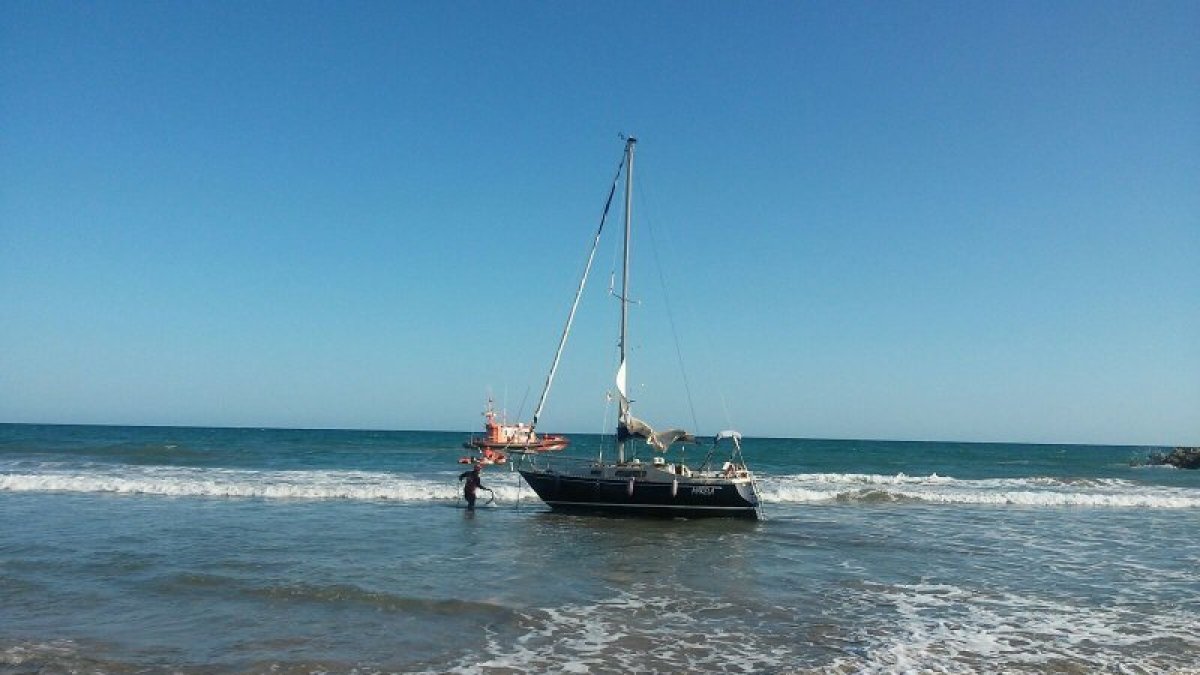 Salvamento Marítimo rescató a la tripulación y remolcó el barco.