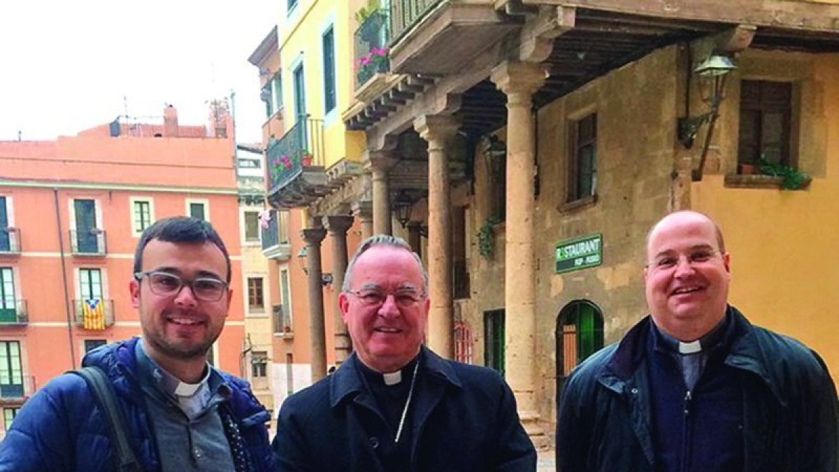 El arzobispo de Tarragona, Jaume Pujol, flanqueado por los sacerdotes Jaume Gené y Josep Mateu.