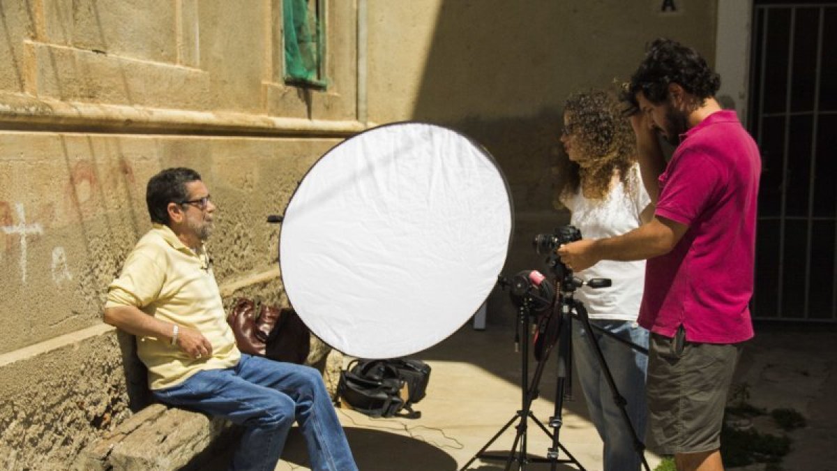 Rafael Rivas, en el barrio desde que era un niño, en un momento de la entrevista.