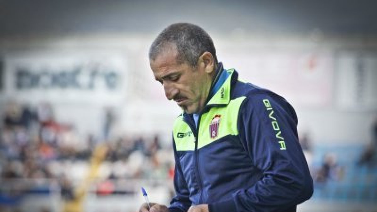 Galiana anota en su libreta, durante un partido del Eldense esta temporada.