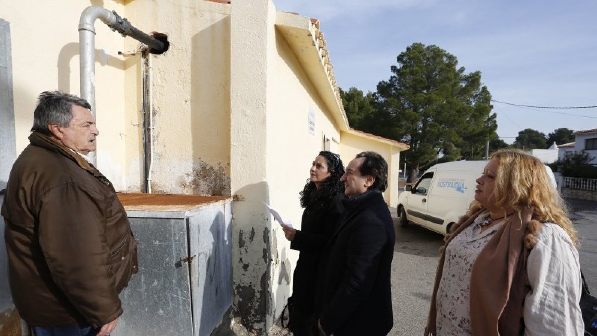 Un grupo de vecinos de Via Marina, mostrando el lugar donde se encuentran los polémicos pozos.