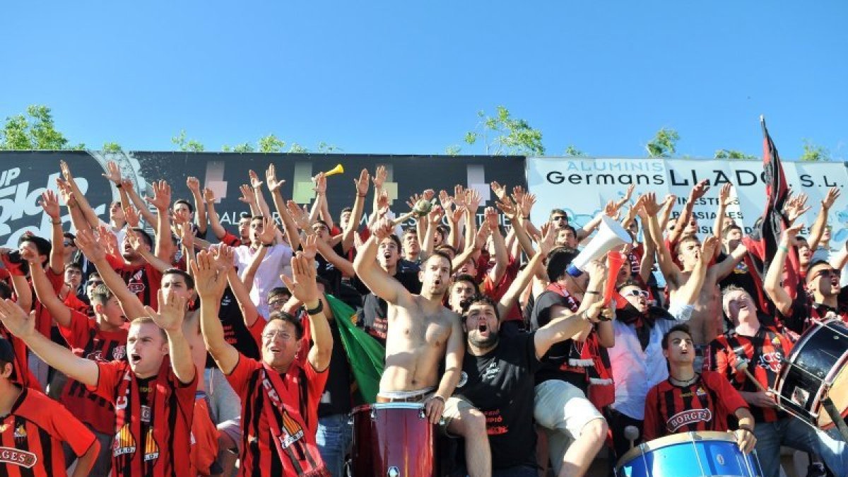 Los aficionados del CF Reus, eufóricos tras la victoria y la clasificación para el play off de su equipo, festejan el éxito en la grada del Estadi.