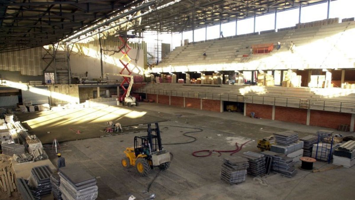 Imagen del verano de 2001 del proceso de construcción del pabellón Barris Nord de Lleida.