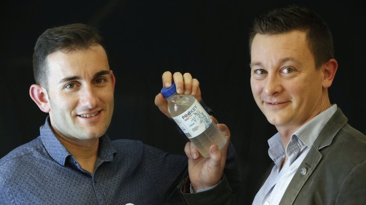 Albert Hurtado y Medir Vilà muestran la botella de Prokey acuosa.