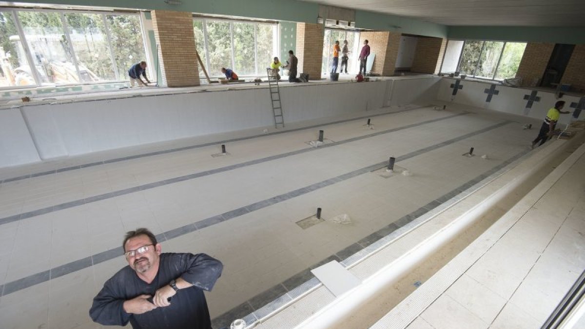 Els operaris continuen treballant per acabar les obres de la piscina coberta.