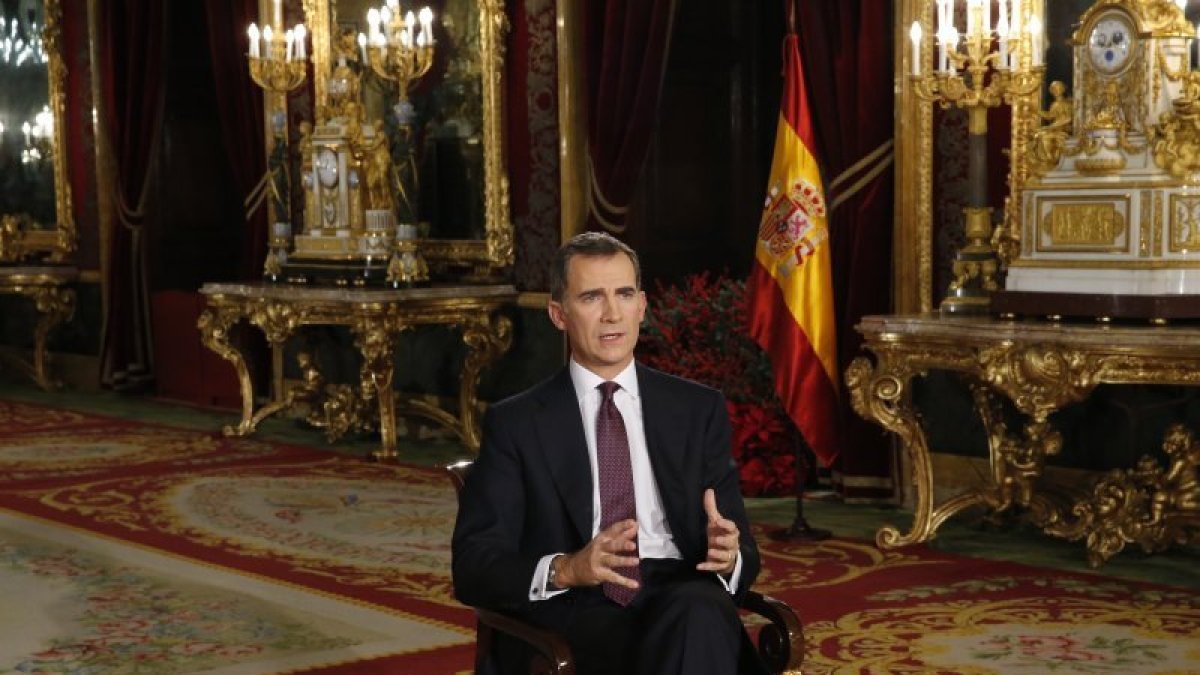 Felipe VI se dirigió a los españoles en su segundo mensaje de Navidad desde el salón del Trono del Palacio Real en Madrid.