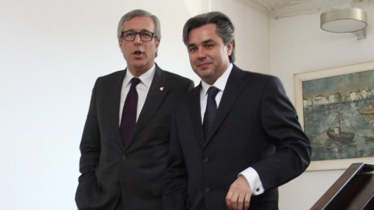 Jordi Sierra, con el alcalde Josep Fèlix Ballesteros, en febrero de 2012, cuando tomó posesión.