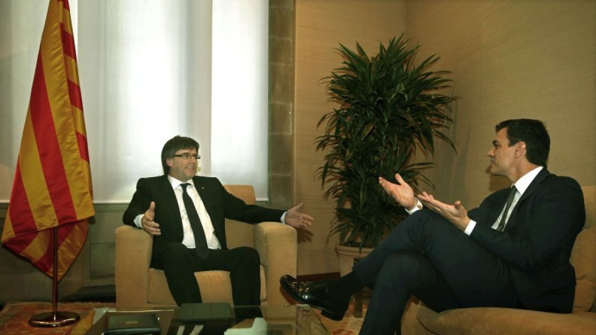 El president Carles Puigdemont i el secretari general del PSOE, Pedro Sánchez, es van trobar ahir al Palau de la Generalitat.