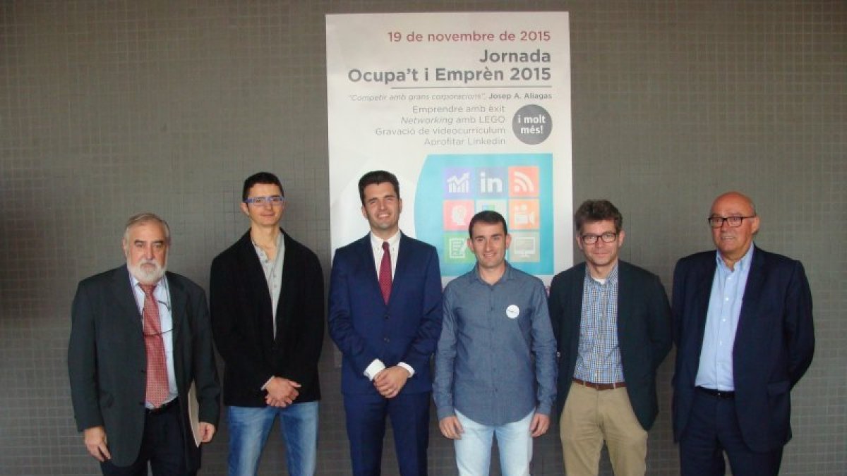 Los impulsores de los tres proyectos premiados en el centro, entre el secretario de la Cambra de Reus, Joan Josep Sardà (1i) y el concejal de Promoción Económica del Ayuntamiento de Reus, Marc Arza (2d).