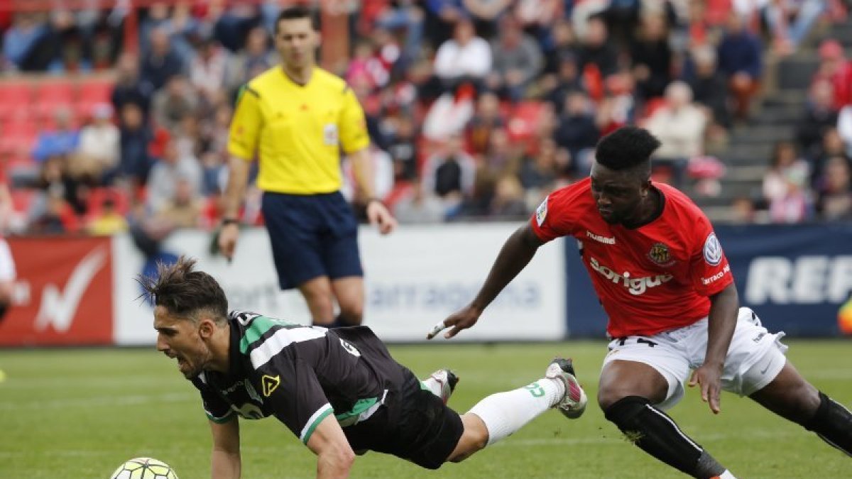 Madinda, peleando con un rival del Córdoba. El Nàstic perdió el gol-average, pero sumó un punto.