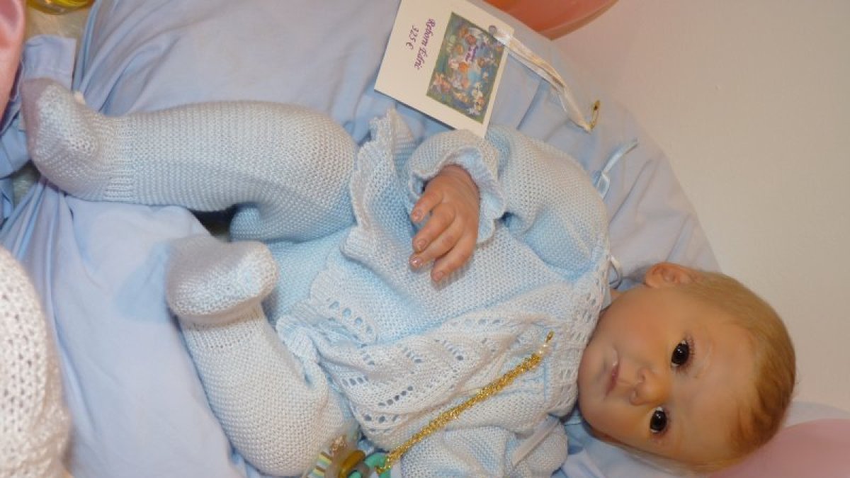 Bautizados como bebés ´reborn´, estos muñecos son piezas artesanales más que juguetes.
