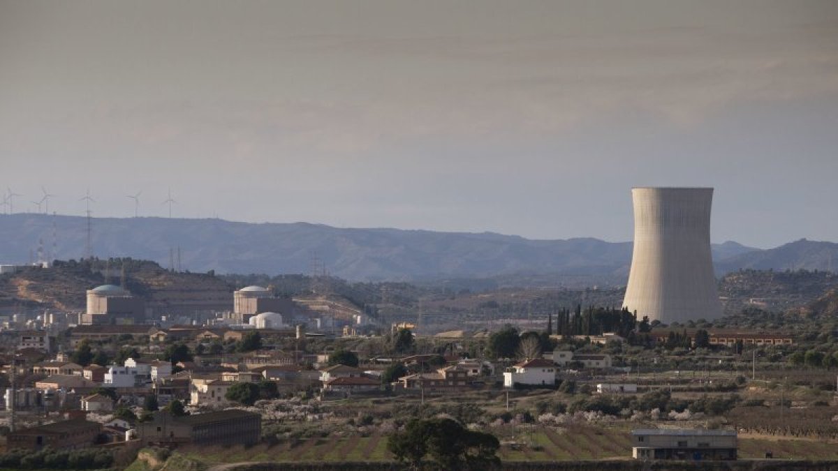 Imatge del complex atòmic d´Ascó, a la Ribera d´Ebre, i el seu entorn.