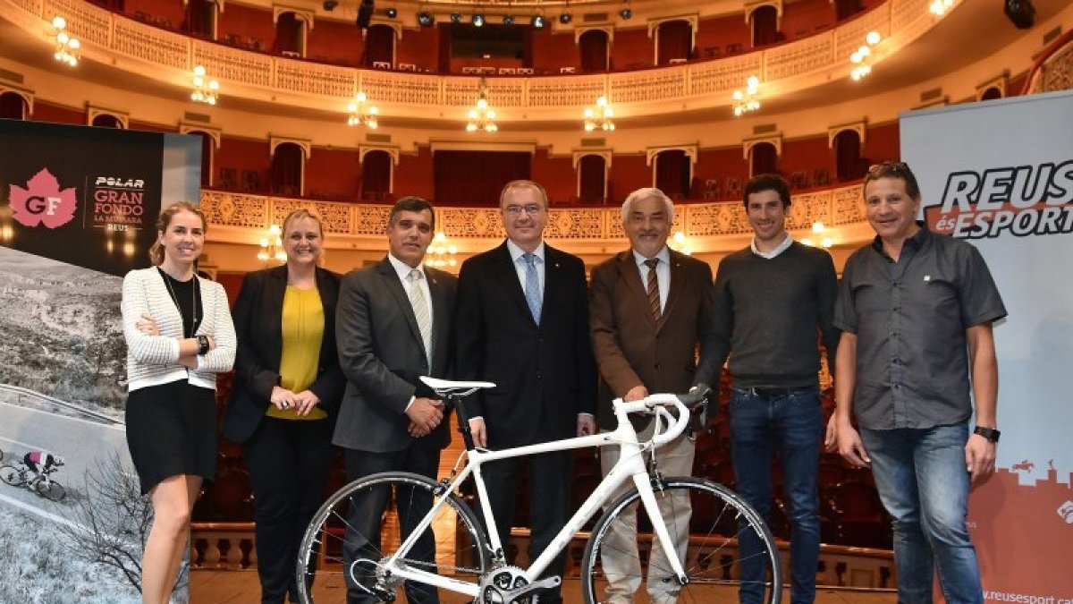 La prueba se presentó ayer en el Teatre Fortuny de Reus, ciudad que acogerá la salida y llegada.