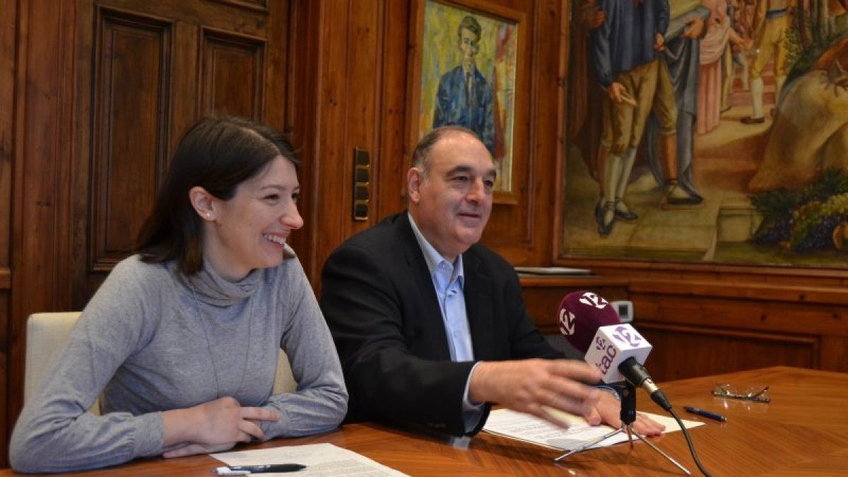 Bàrbara Flores i Joan Carles Solé ahir a la presentació de les subvencions per a joves emprenedors.
