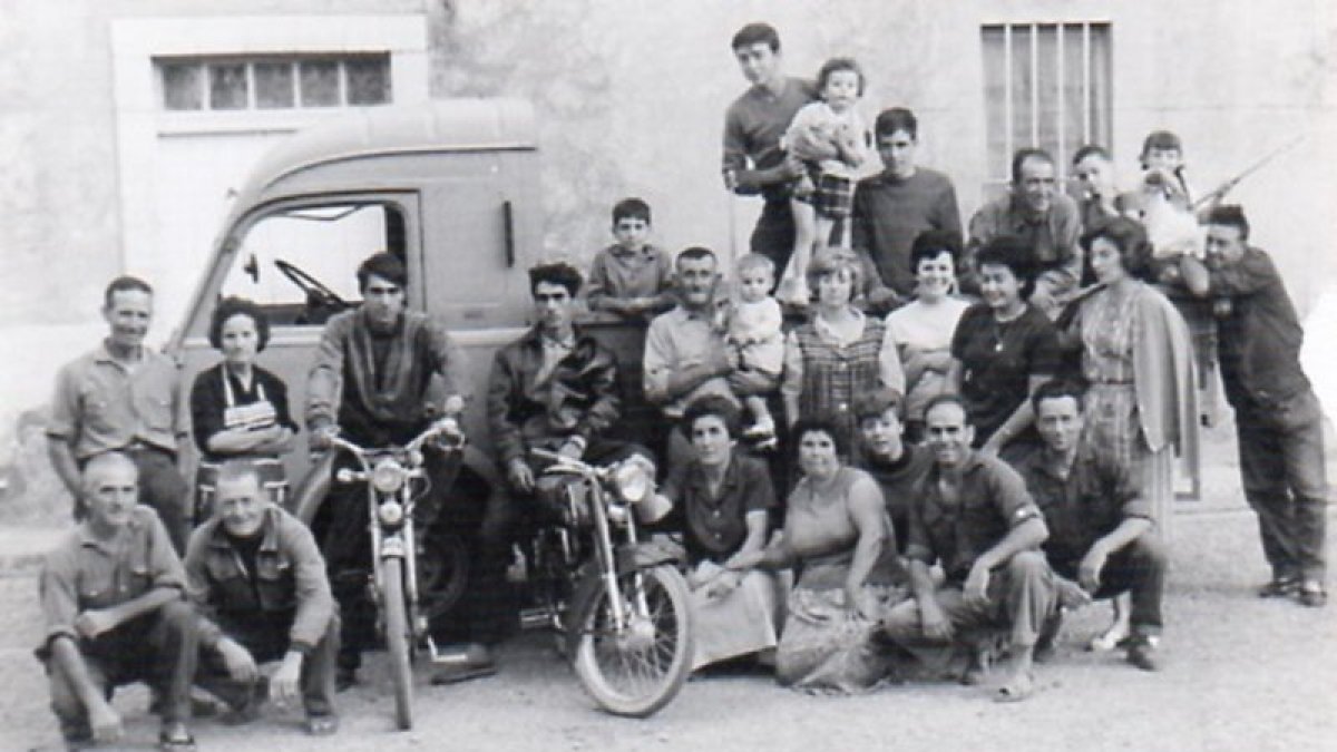 Grup d´emigrants del Maestrat a França després de la Gelada de 1956.