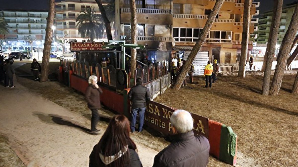 El incendio se declaró en el restaurante-pizzería La Casa Nostra, en el paseo de Pau Casals.