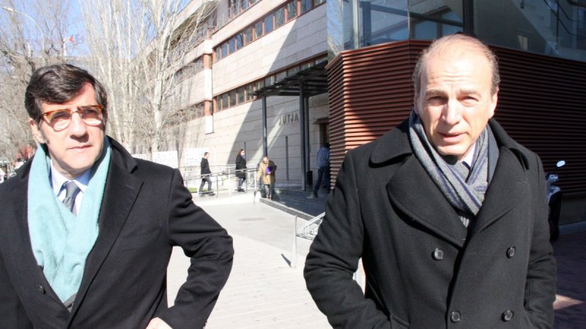 Pla mig del neurocirurgià Jordi Rimbau (dreta), acompanyat del seu advocat, Carles Monguilod, a la sortida dels jutjats de Reus. Imatge del 19 de febrer del 2016.