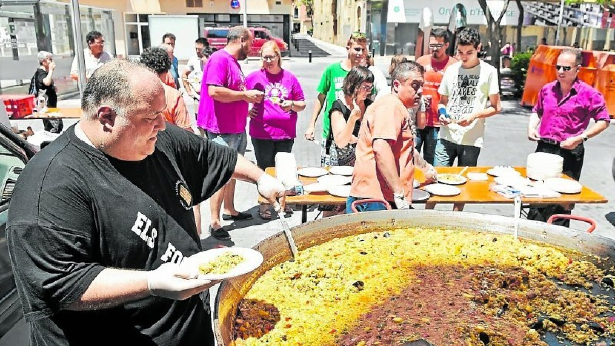 Un momento de la paella popular organizada este sábado en el Baluard para recaudar fondos.