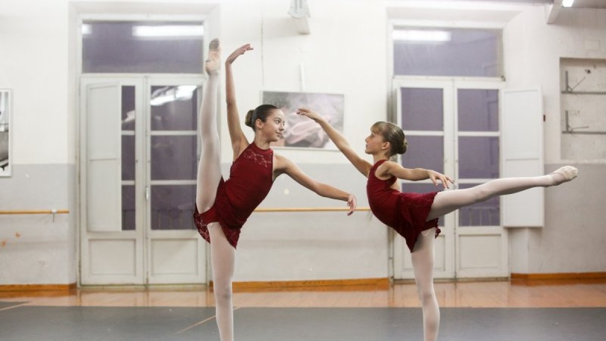 Las bailarinas Laia Ortiz y Abril Vidal, ensayando para el certamen de Cambrils.