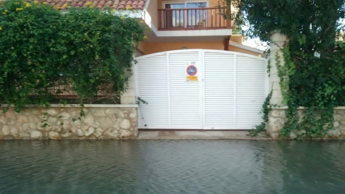 Las calles han quedado inundadas por el agua del mar y algunos vecinos no pudieron salir de sus casas.