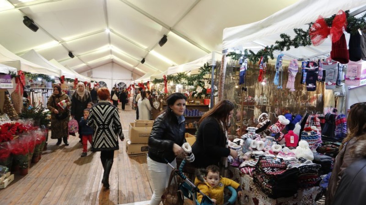 Imagen del Mercat de Nadal de Cambrils, que se ha instalado en una carpa, en la plaza Aragó.