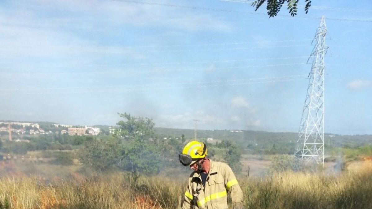 Els bombers a l'incendi de la zona del carrer Flix.