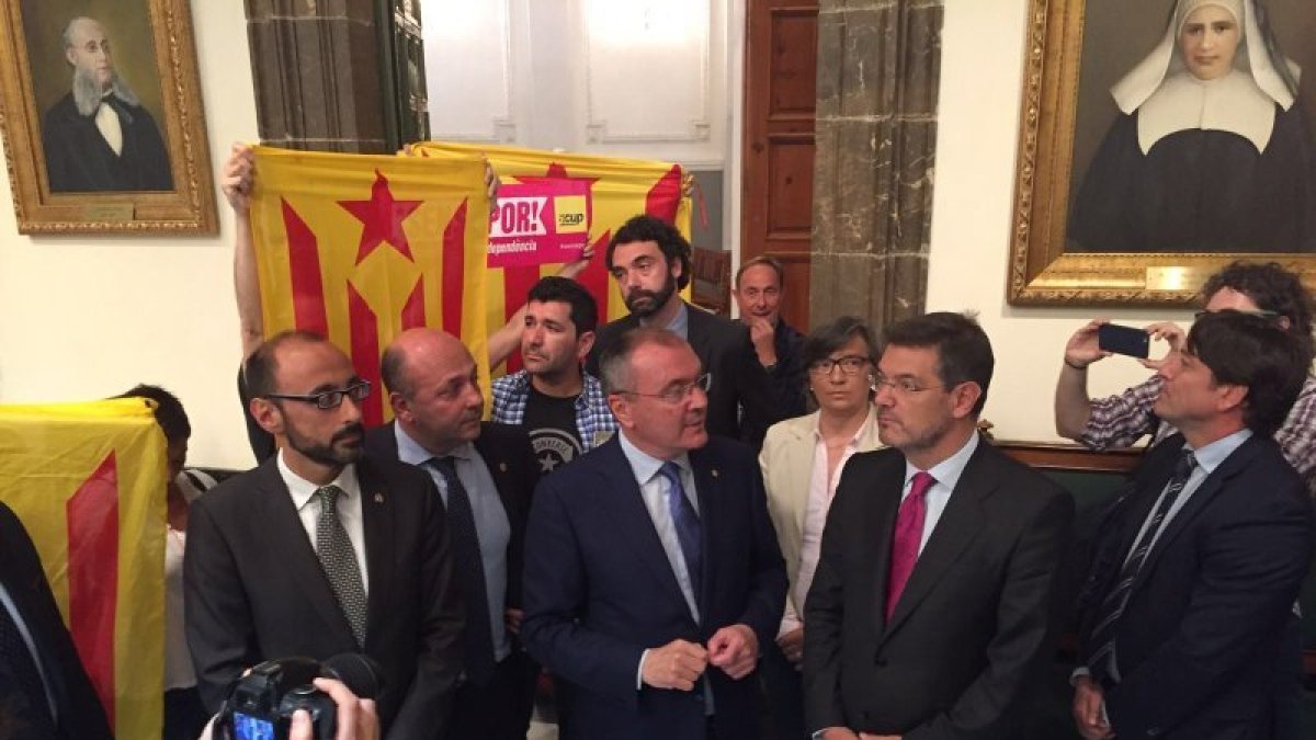 Rafael Catalá con el alcalde de Reus, Carles Pellicer, envuelto con 'estelades' dentro del consistorio.