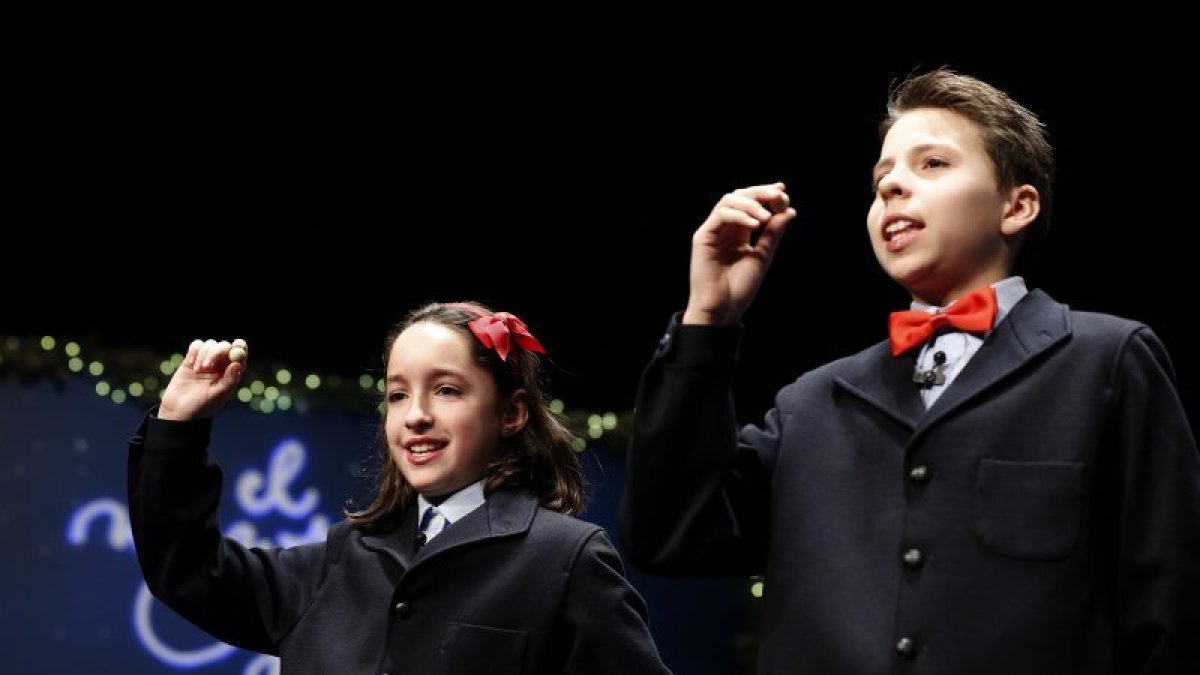 Los niños cantores de San Ildefonso muestran las bolas con el segundo premio del sorteo extraordinario de la lotería de Navidad que se celebra hoy y que ha correspondido al número 12.775, dotado con 1.250.000 euros a la serie, por lo