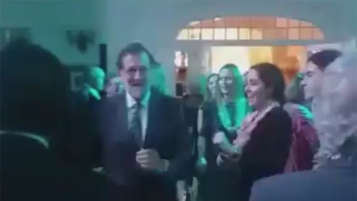 El vídeo viral del momento: Rajoy bailando 'Mi gran noche', de Raphael, en fin de año