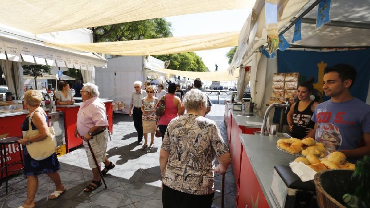 Menos afluencia que otros años en la muestra gastronómica de las diferentes casas y centros regionales.