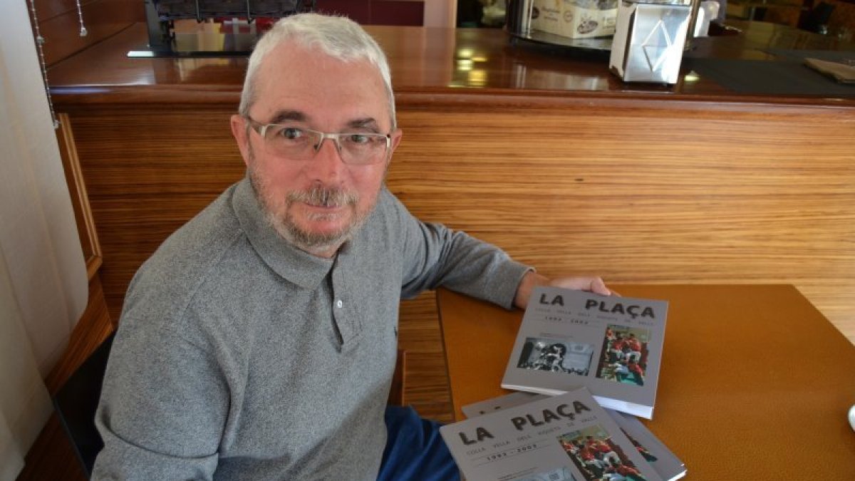 Francesc Roca amb el seu llibre ´La plaça, Colla Vella dels Xiquets de Valls (1993-2003)´.