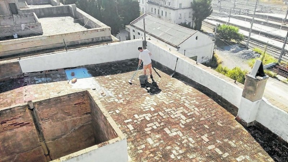 El bombardeo de 1937 dejó daños que desencadenaron una gotera que ahora han arreglado los vecinos.