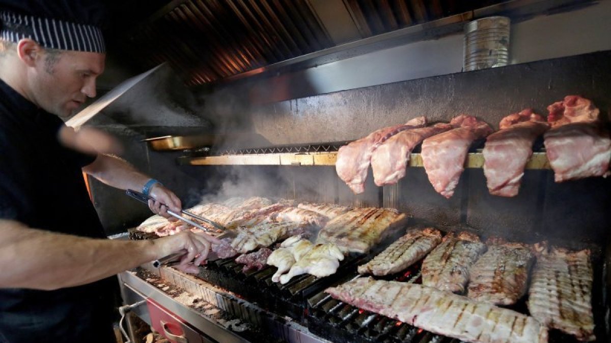 Imagen de la parrillada argentina que se realiza en Asian Wok.