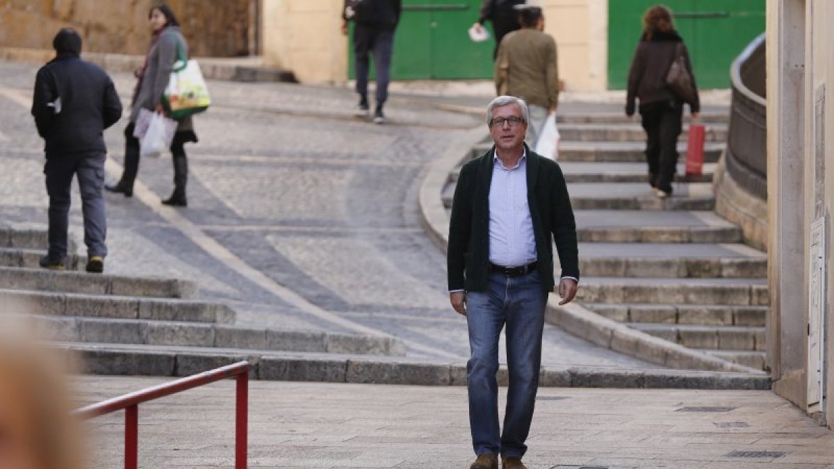 El alcalde de Tarragona, Josep Fèlix Ballesteros, el pasado miércoles en la Plaça del Sedassos antes de la entrevista que concedió al Diari de Tarragona.