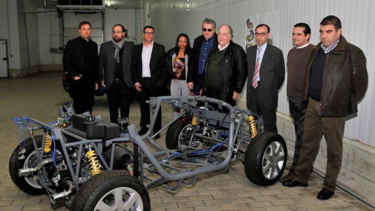 El personal técnico y directivo de Giba con el chasis del nuevo Jacaré, durante la inauguración de las instalaciones en Santa Oliva.