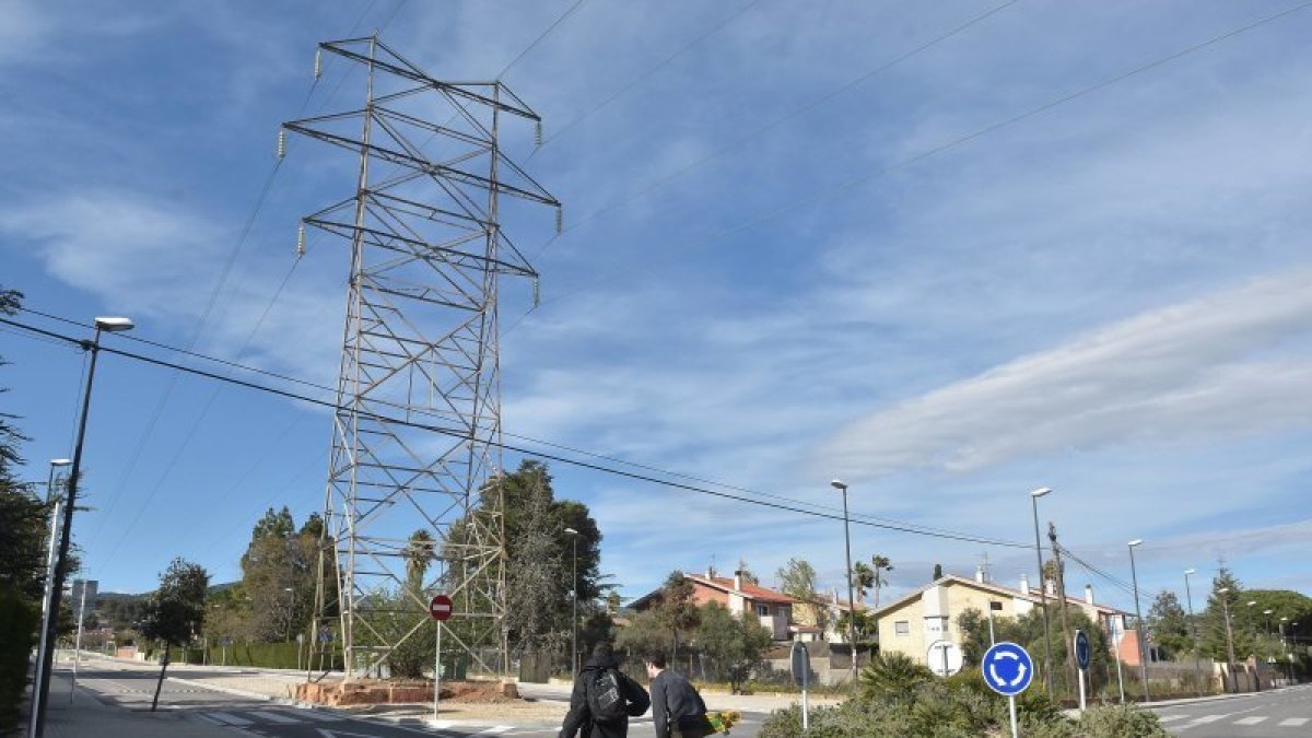 Imagen de archivo de la urbanización El Pinar de Reus, con una de las torres de alta tensión características.