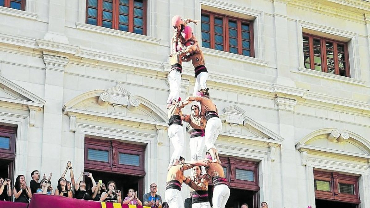 El 3de9f carregat més matiner de la història dels Xiquets de Reus ahir a la plaça del Mercadal.