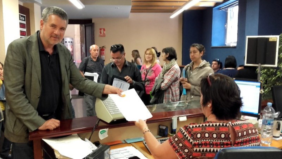 El portaveu d'ERC a l'Ajuntament de Tarragona, Pau Ricomà, entrant la moció per retirar el títol d'alcalde honorari a Franco per al proper ple.