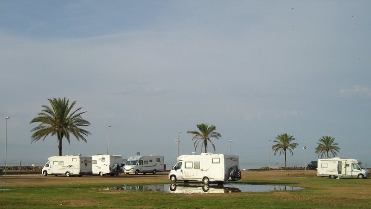 El número de autocaravanas que llegan a Cunit crece cada día.
