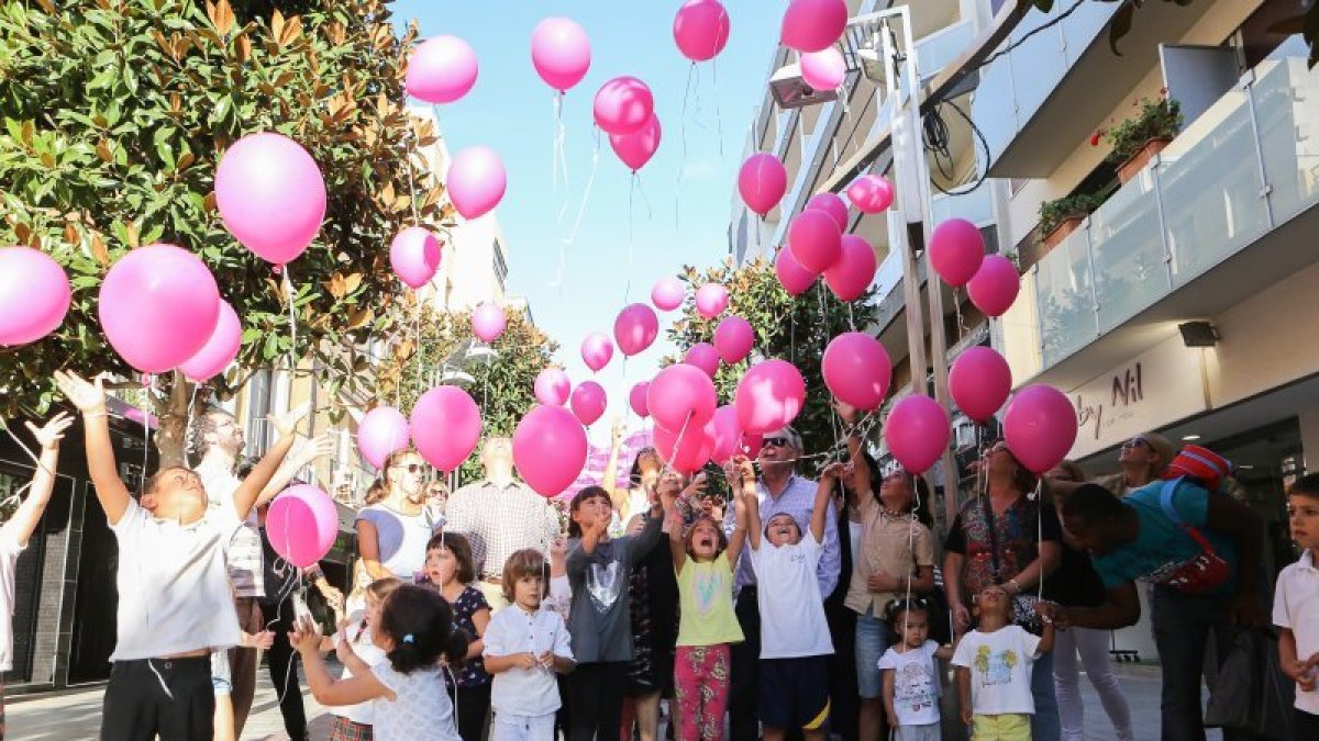 Los globos tomaron aire ayer por la tarde en la calle Ponent de Salou. Fue un acto en benefico de Cáritas.