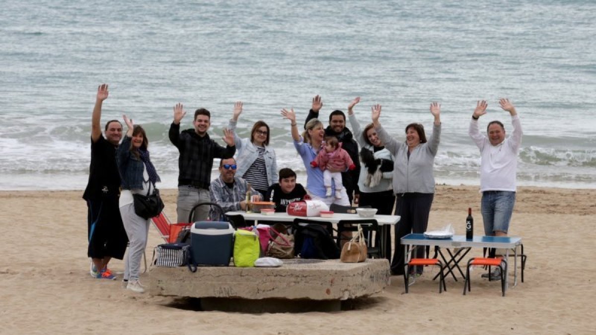 Esta familia viene desde Lleida expresamente para comer la mona en la playa de l´Arrabassada.